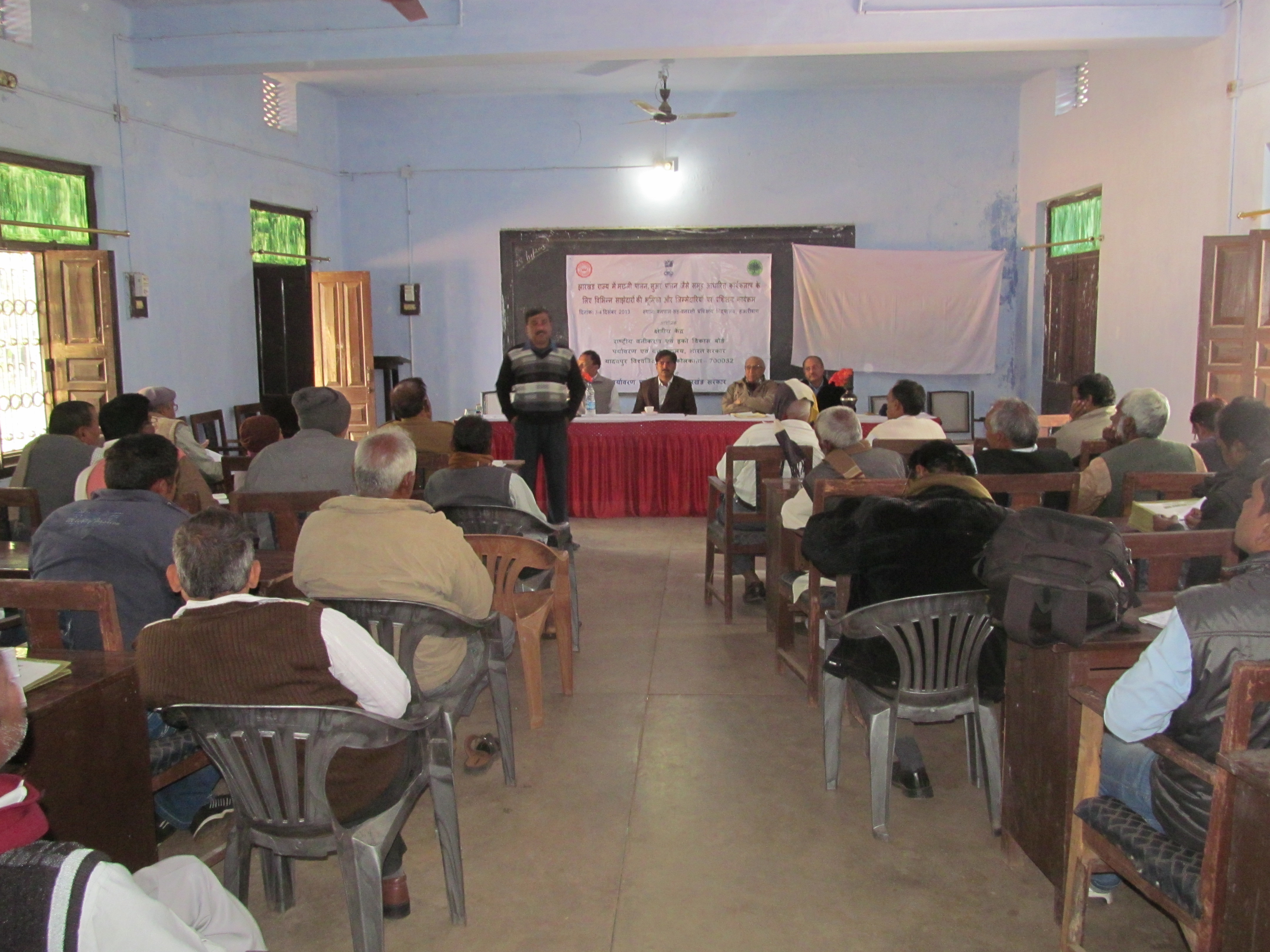 dr-victor-animal-husbandry-officer-training-the-participants-to-rear-household-animals-and-birds-hazaribag-jharkhand