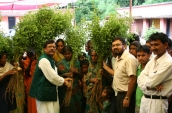 shri-jaiswal-distributing-seedling-to-villagers-e-i